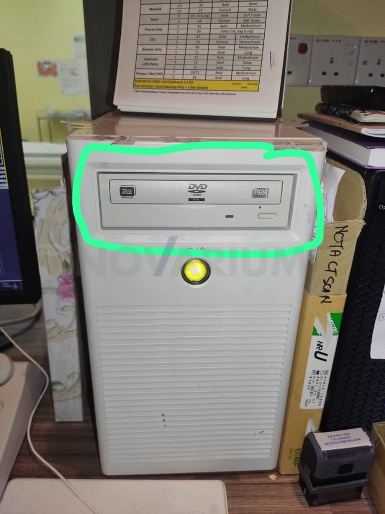 Toshiba 19772974-00 - DVD RW Burner (model : W5600S-400).jpg
